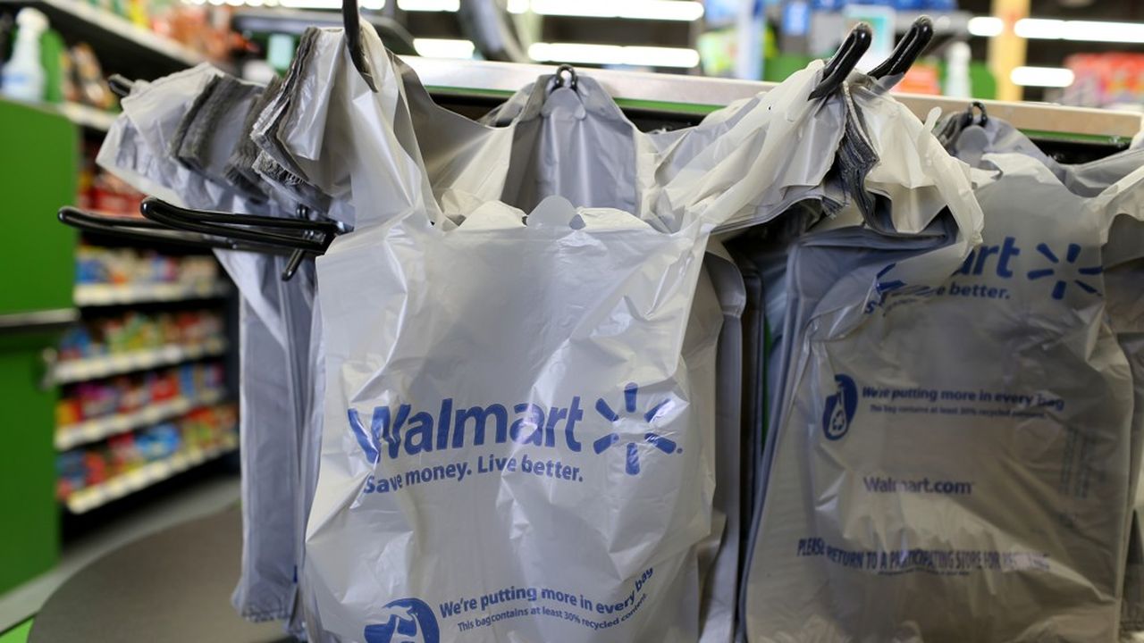 Ces sacs réutilisables, disponibles au prix de 98 cents l'unité, ont commencé à être présentés dans les 4.756 points de vente de la chaîne