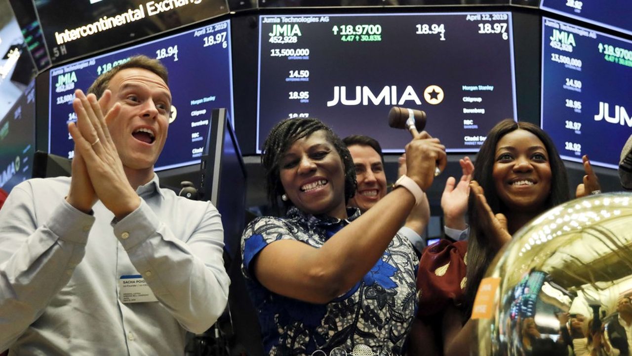 Sacha Poignonnec, cofondateur et codirigeant de Jumia (à gauche) applaudit la directrice générale de Jumia Nigeria, Juliet Anammah (au centre), qui sonnait la cloche ce vendredi matin à la Bourse de New York pour la première cotation de la plate-forme d'e-commerce africaine.