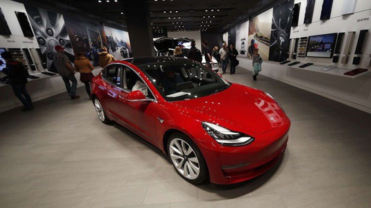 Le 28 février, Elon Musk avait dévoilé cette voiture vendue à 35.000 dollars puis, dans la foulée, changé son modèle de distribution, avec des voitures vendues en ligne.