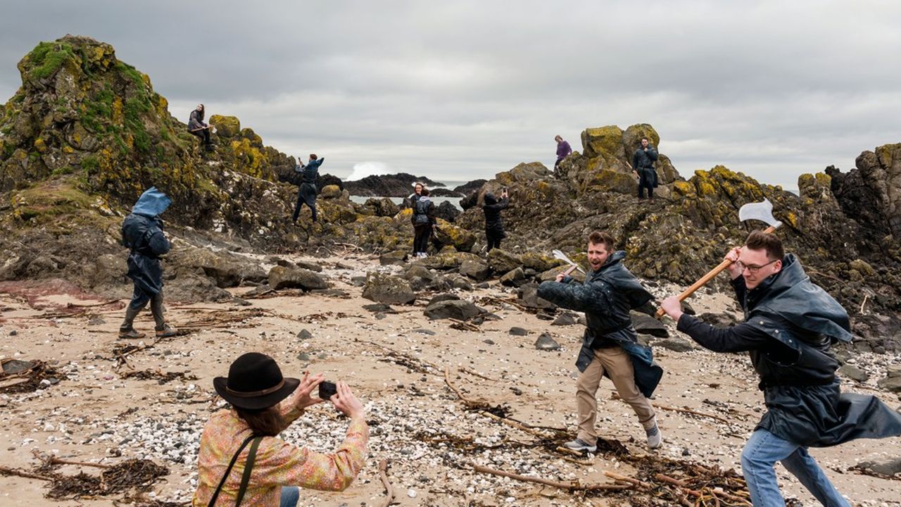 La saga génère en Irlande du Nord 60 millions de dollars par an en revenus touristiques. Les fans se pressent ici sur la plage de Ballintoy, l'un des lieux de tournage de la saga.