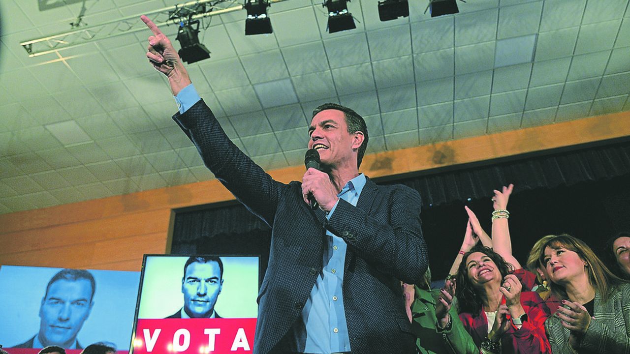 Le chef de file socialiste Pedro Sánchez est donné favori dans les sondages mais sans majorité suffisante pour gouverner seul. (Photo by CRISTINA QUICLER/AFP)