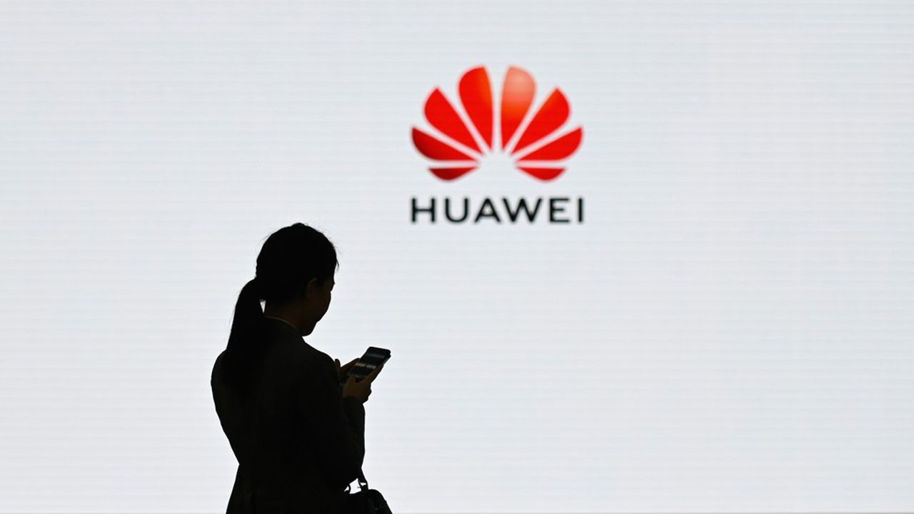 Huawei, un groupe né en 1988 à Shenzhen, est le premier fabricant mondial d'équipements télécoms pour les opérateurs et également le deuxième constructeur de smartphones, ex aequo avec Apple.
