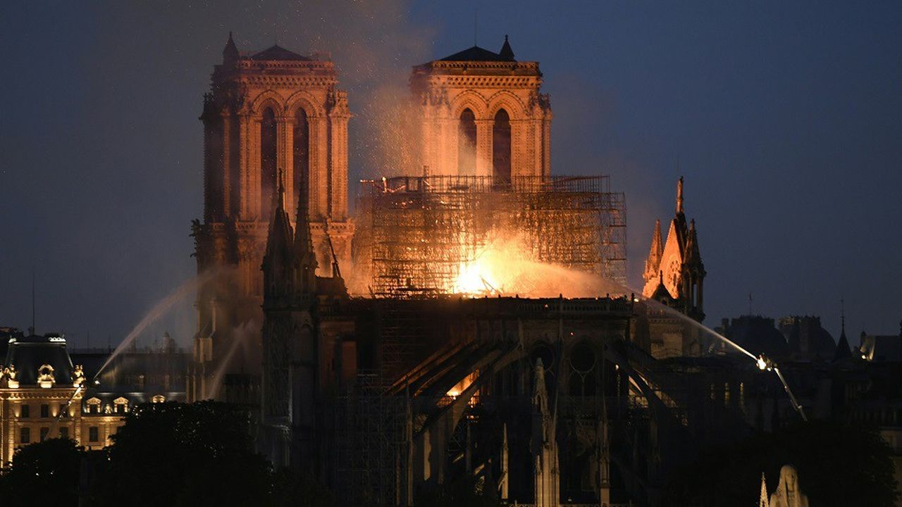 Aux alentours de 22h, les pompiers tentaient toujours de circonscrire les flammes qui ravageaient Notre-Dame