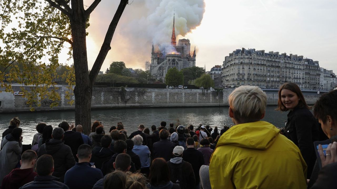Les Parisiens ont assisté médusés à l'écroulement de ce monument de loin si puissant.