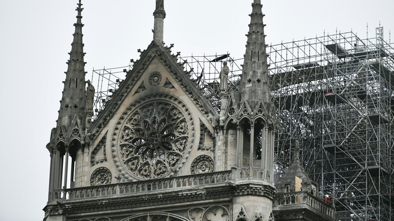 Anne Hidalgo se propose d'accueillir à Paris les « mécènes du monde entier, afin de lever les fonds nécessaires à la restauration » et « l'expertise sur ce qu'il est nécessaire de faire » pour la reconstruction de la cathédrale