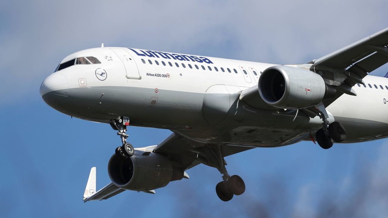 Lufthansa a fait état dès lundi soir d'une perte d'exploitation de 336 millions d'euros au cours des trois premiers mois de cette année, contre un gain de 52 millions il y a un an.