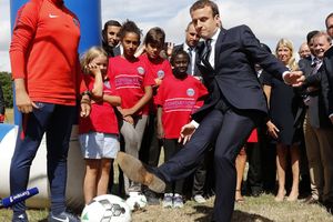 Emmanuel Macron, l'atout de la France dans le "mercato" ?
