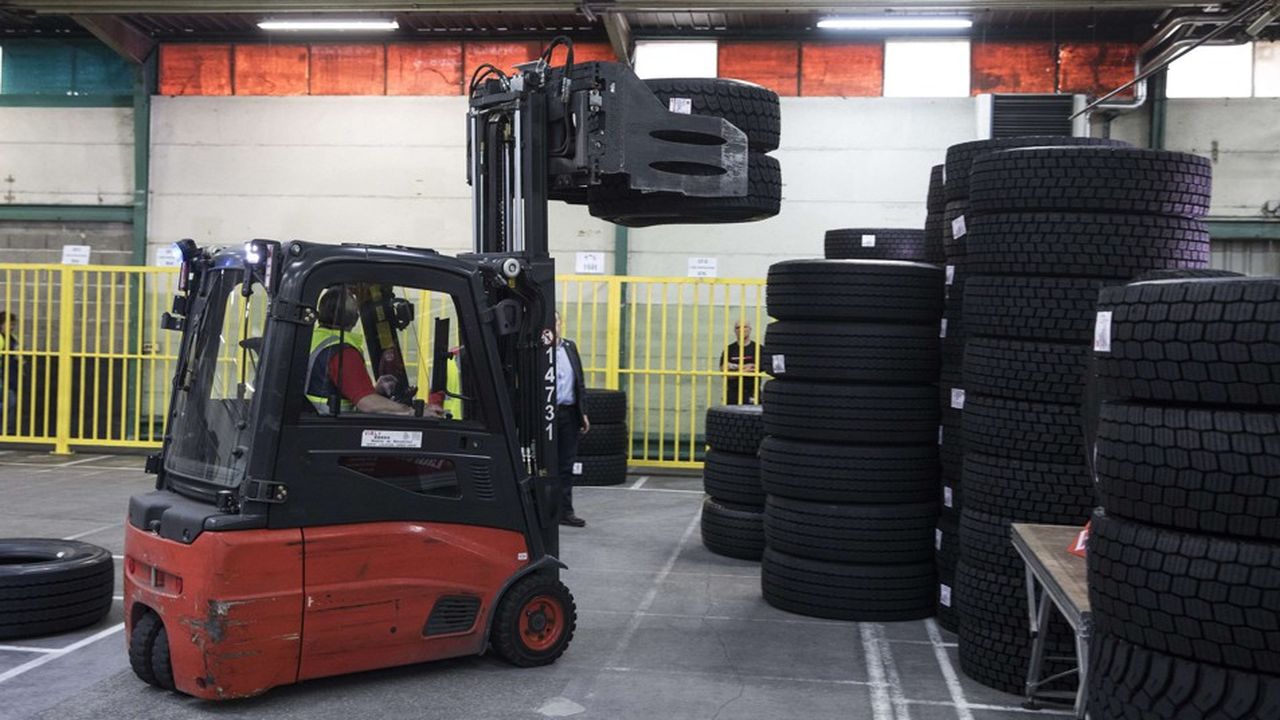 Dans une usine (Avallon), filiale de Michelin, spécialisée dans le rechapage de pneus de poids lourds.