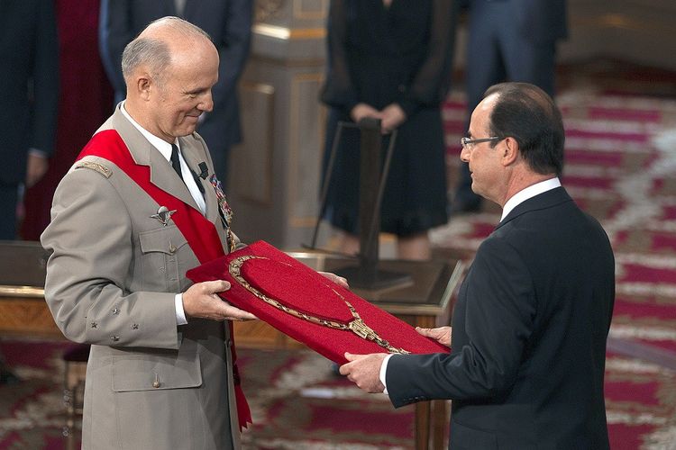 Jean-Louis Georgelin présente le grand collier de la Légion d'honneur à François Hollande, le 15 mai 2012