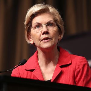 La sénatrice Elizabeth Warren, candidate à la primaire démocrate, défend depuis plusieurs années un encadrement du salaire des patrons. 
