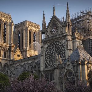 Le 15 avril, un incendie a en partie détruit la cathédrale Notre-Dame de Paris.