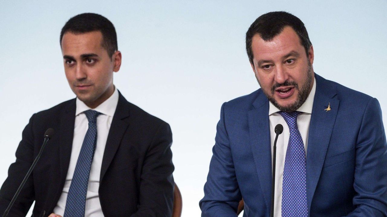 Le leader du Mouvement 5 étoiles et vice-président du Conseil Luigi Di Maio (à gauche) a accusé, vendredi, la Ligue d'extrême droite de son partenaire et ministre de l'Intérieur Matteo Salvini de mettre en danger la survie du gouvernement de coalition.