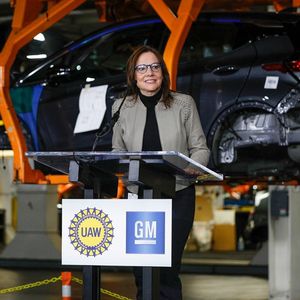 Mary Barra, première femme à diriger un groupe automobile de la taille de General Motors, fait des émules.