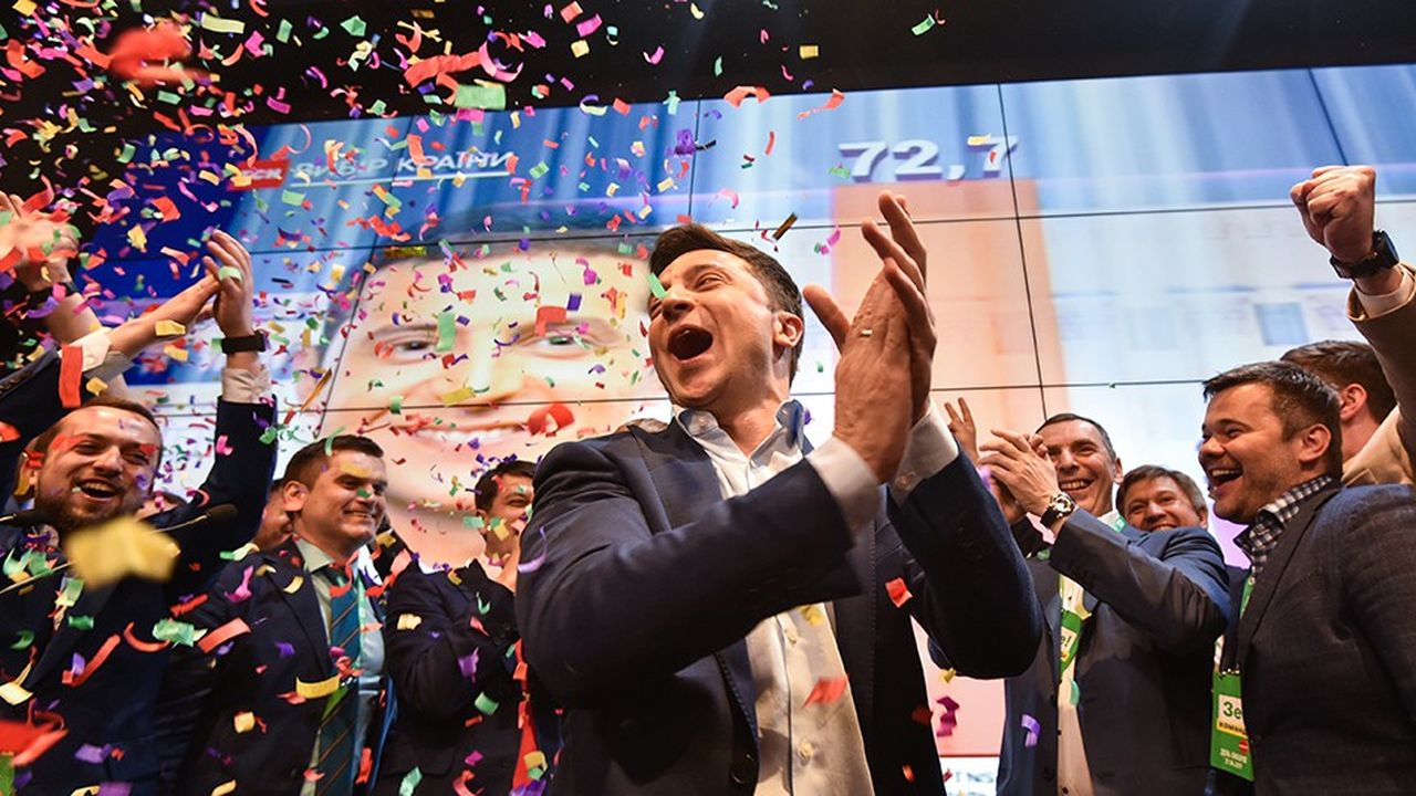 Après son triomphe à l'élection présidentielle en Ukraine, Volodymyr Zelensky a été félicité par de nombreux leaders étrangers y compris au téléphone par le Français Emmanuel Macron et le président américain, Donald Trump.