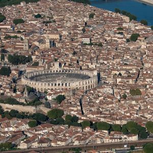 Les élus locaux d'Arles, furieux de se voir imposer le rattachement de l'intercommunalité à la métropole de Marseille, proposent un référendum local à leurs habitants.