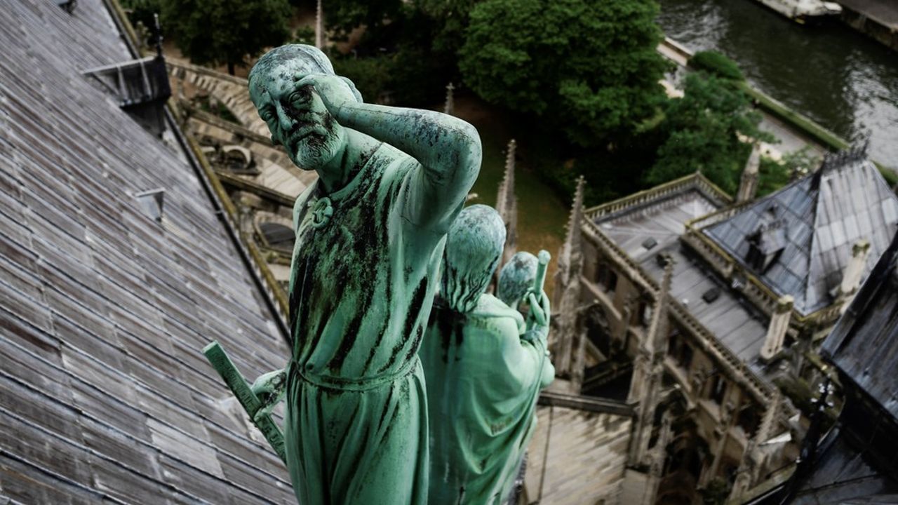 Des statuts du toit de Notre-Dame de Paris, avant l'incendie.