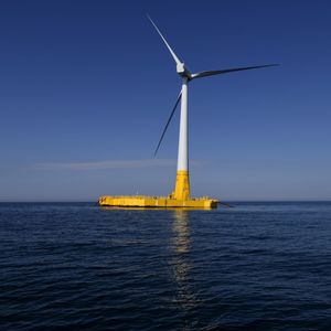Floatgen, la première éolienne en mer installée en France, au large des côtes de Loire-Atlantique, est une éolienne flottante.