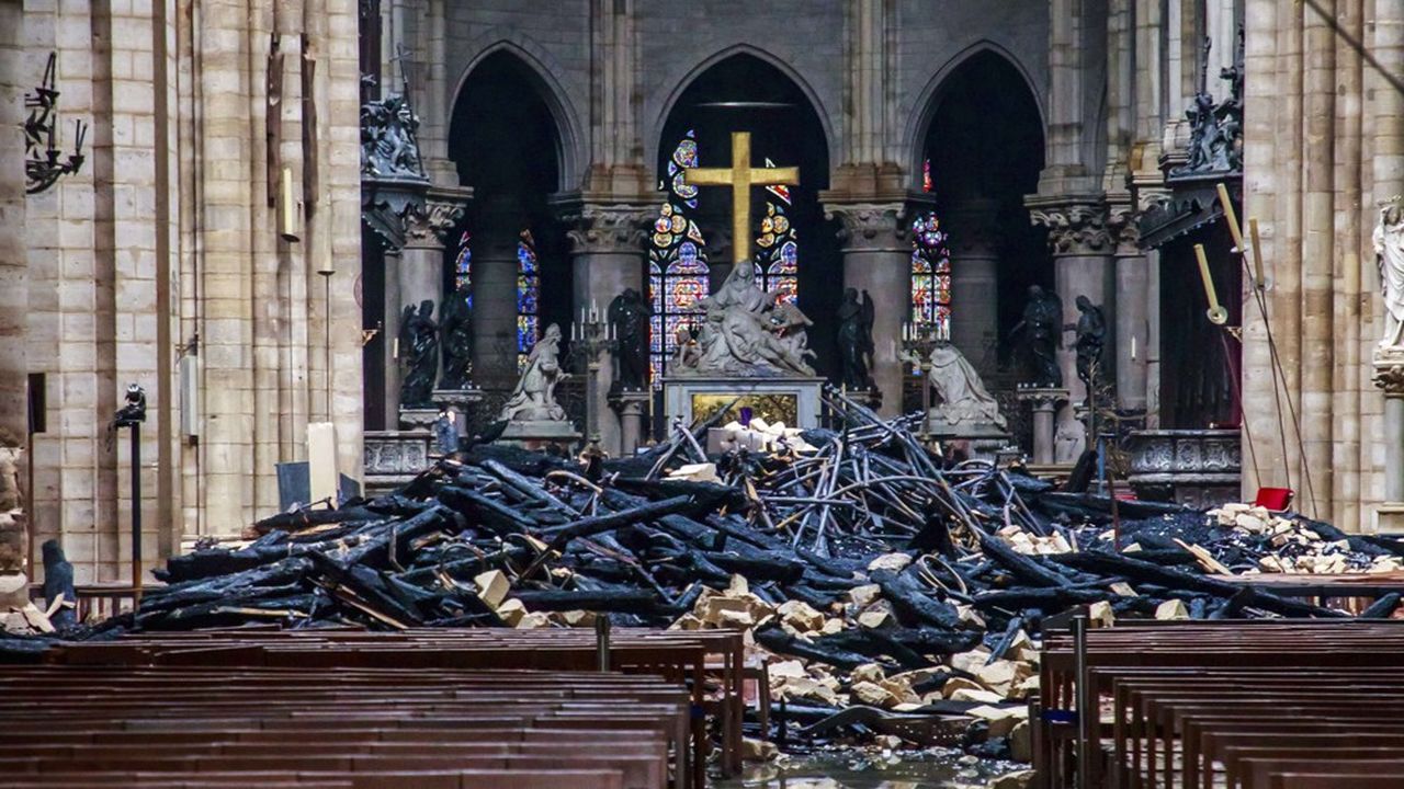A l'intérieur de la cathédrale Notre-Dame, la grande croix a été épargnée par l'incendie.