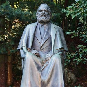 Une statut de Karl Marx, devant le consulat de Russie à Karlovy Vary (République tchèque).