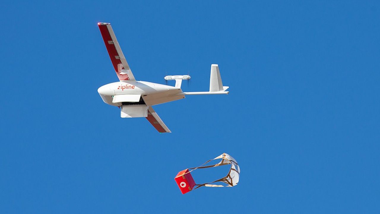 Les drones Zipline lâchent leurs paquets équipés de parachutes au-dessus des hôpitaux et centres médicaux.