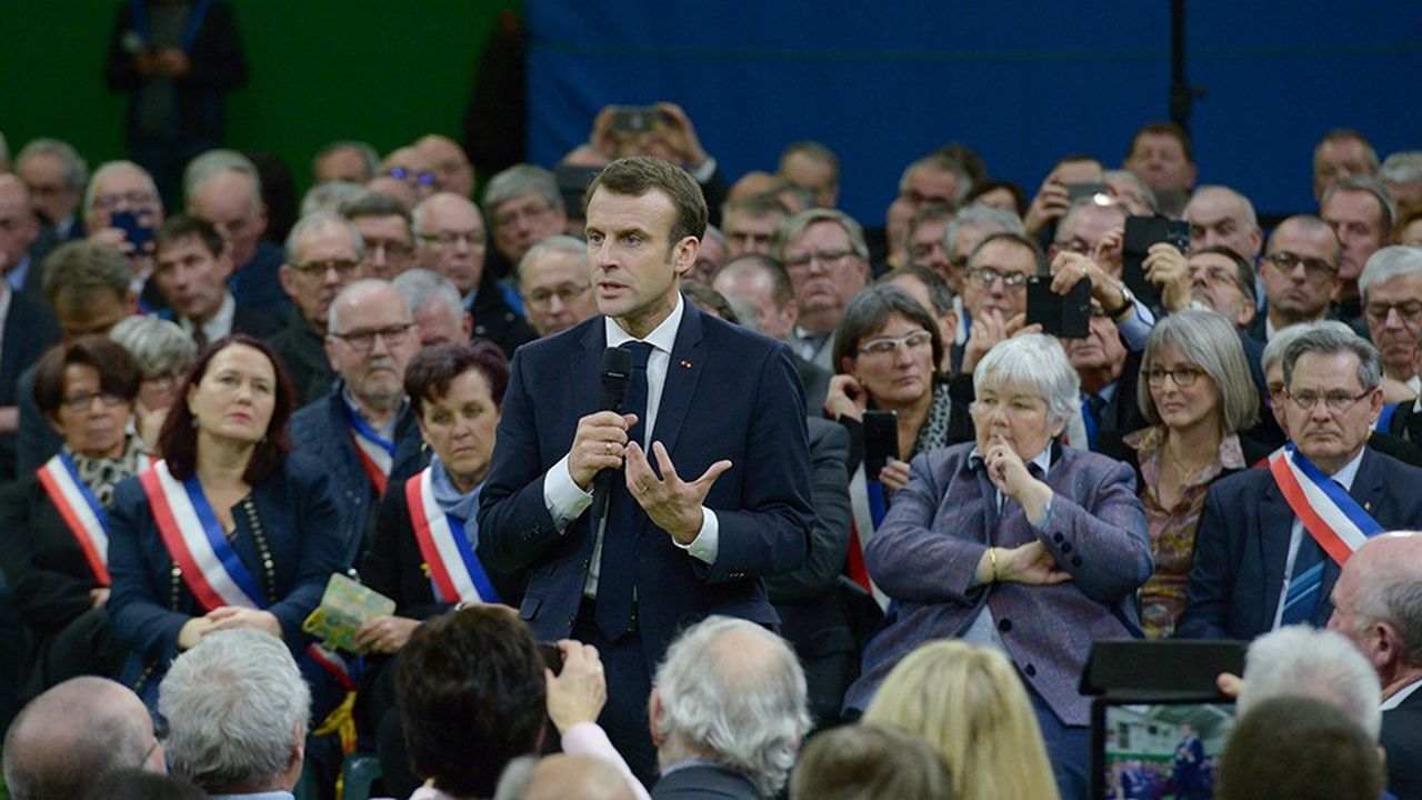 Contrairement à ce qu'il avait promis dans sa campagne présidentielle, Emmanuel Macron (ci-dessus lors d'un débat avec les élus de Normandie) se dit prêt à rouvrir le chantier des réformes territoriales.