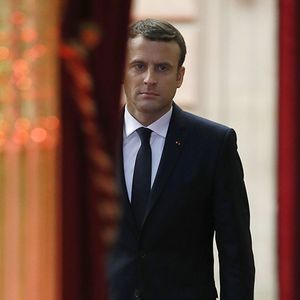 Pour la première fois depuis son élection il y a deux ans, Emmanuel Macron se plie à la conférence de presse dans la salle des fêtes de l'Elysée, où plusieurs centaines de journalistes sont attendus.