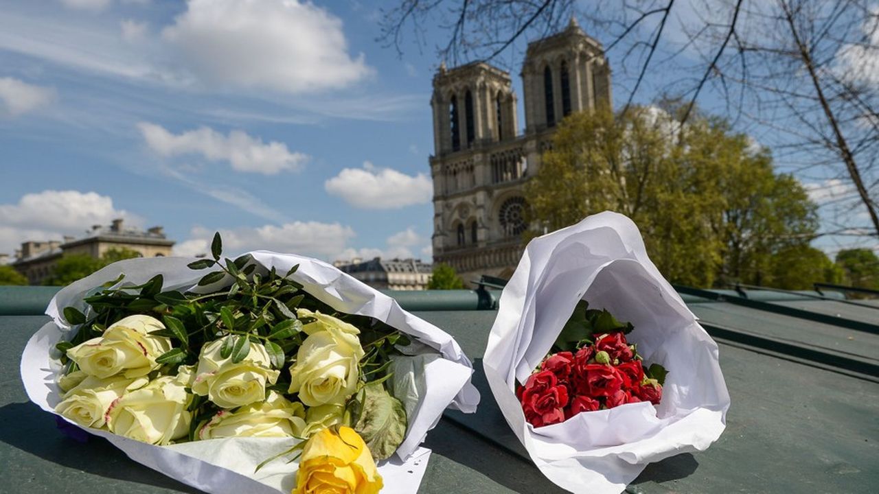 Des fleurs en « hommage » à Notre-Dame de Paris, en partie détruite par un incendie le 15 avril 2019.