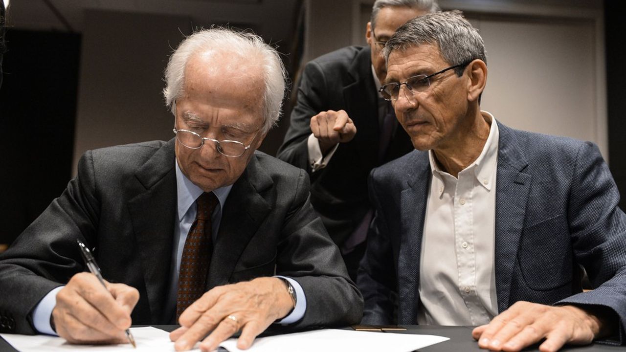 Leonardo Del Vecchio (Luxottica, à gauche sur la photo) et Hubert Sagnière (Essilor) lors de l'annonce de la fusion en 2017.