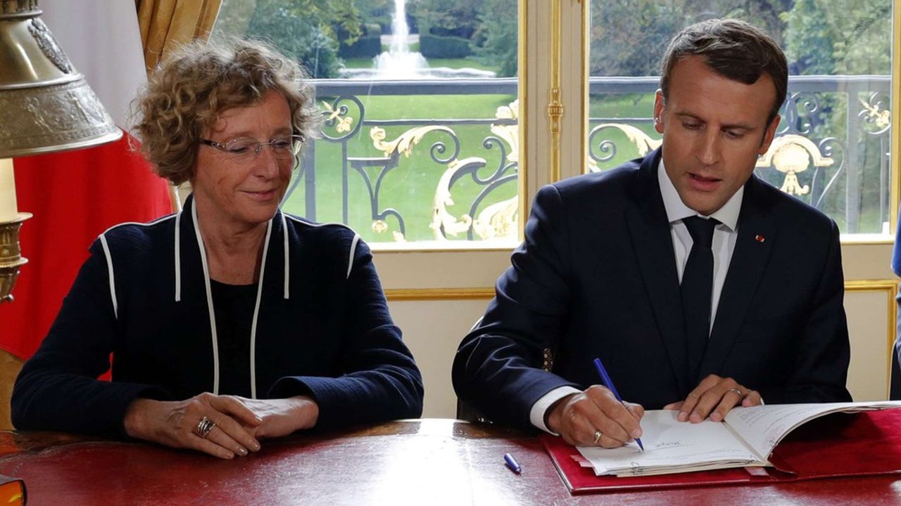 Emmanuel Macron signe, aux côtés de sa ministre du Travail Muriel Pénicaud, les ordonnances Travail de septembre 2017.
