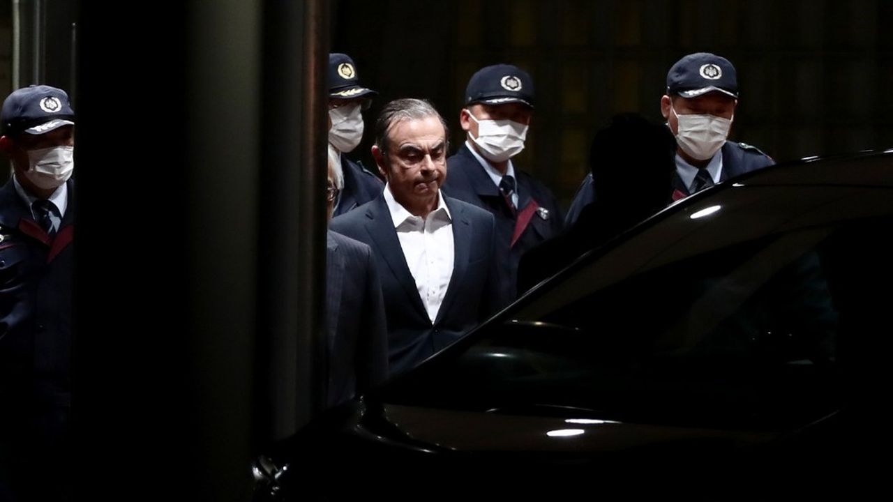 L'ex-PDG de Renault-Nissan est sorti peu après 22 h 20, heure de Tokyo, d'un pas confiant, encadré de gardiens, avant de monter dans un véhicule noir, ont constaté des journalistes de l'AFP.