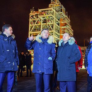 Le président russe Vladimir Poutine, accompagné du PDG de Novatek, Leonid Mikhelson (deuxième à gauche), sur le site de l'usine de liquéfaction de gaz de Yamal.