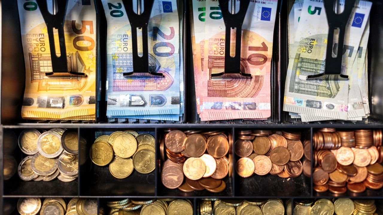 l'euro, à 1,1138 dollar, a perdu 2,8 % par rapport au billet vert depuis le début de l'année