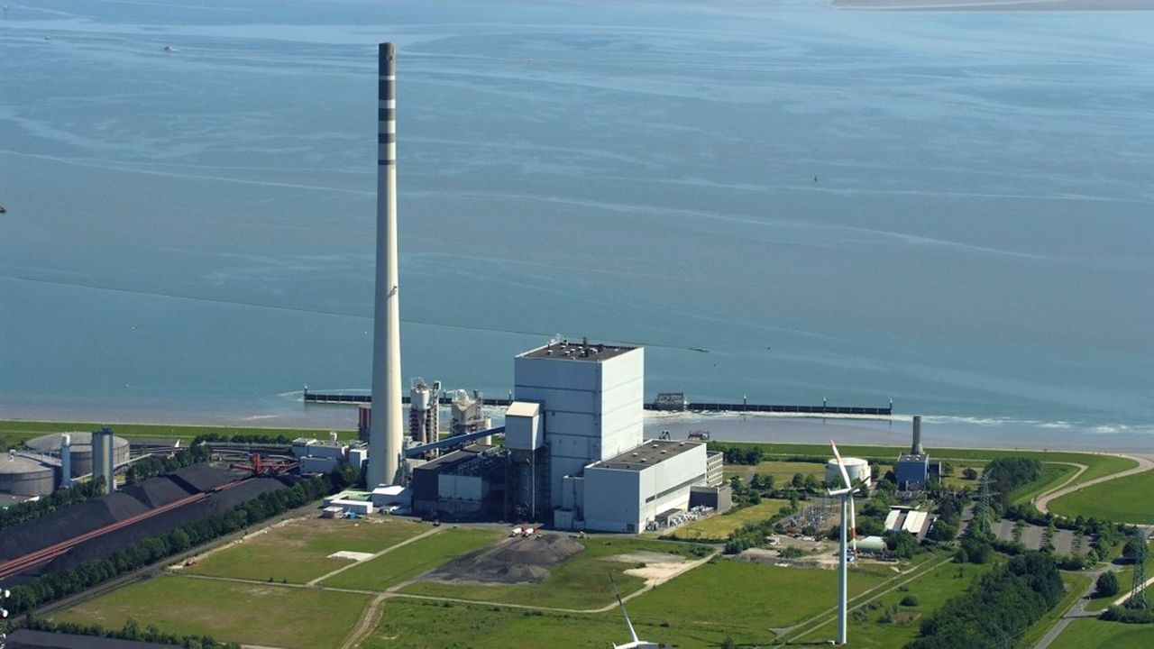 Wilhelmshaven, qui fait partie des centrales à charbon les plus récentes en Allemagne, serait parmi les dernières à rester en opération, redoute l'association Les Amis de la Terre.