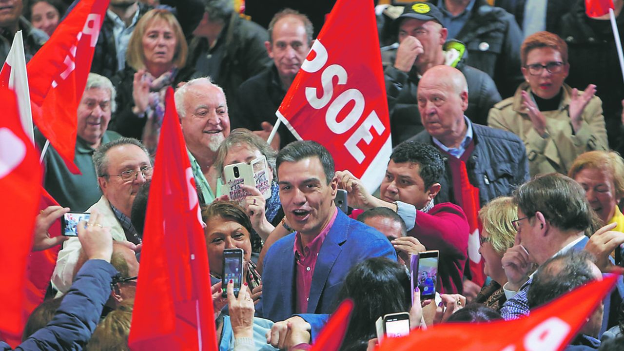 Les derniers sondages publiés en début de semaine, donnent gagnante  la liste socialiste conduite par Pedro Sánchez, mais sans marge suffisante pour obtenir seule la majorité des sièges au Parlement