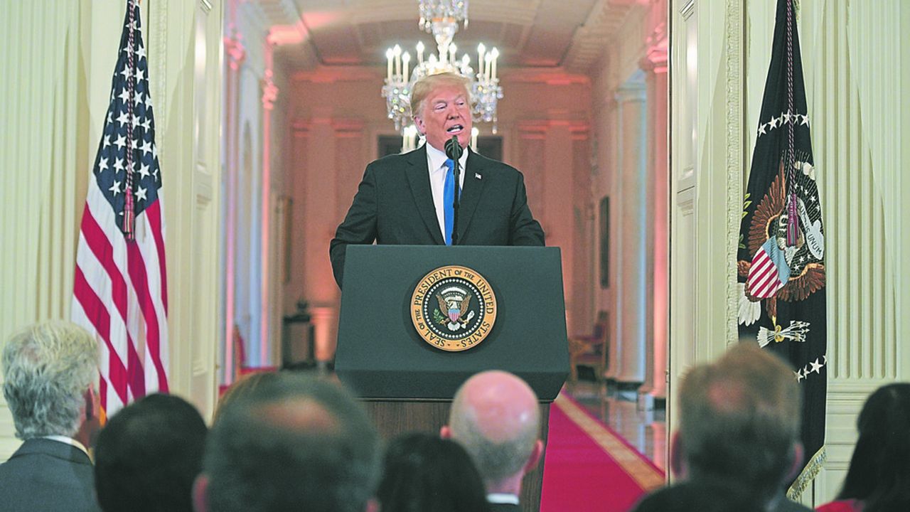 Trump est apparu les traits tirés devant les journalistes à la Maison blanche mercredi matin