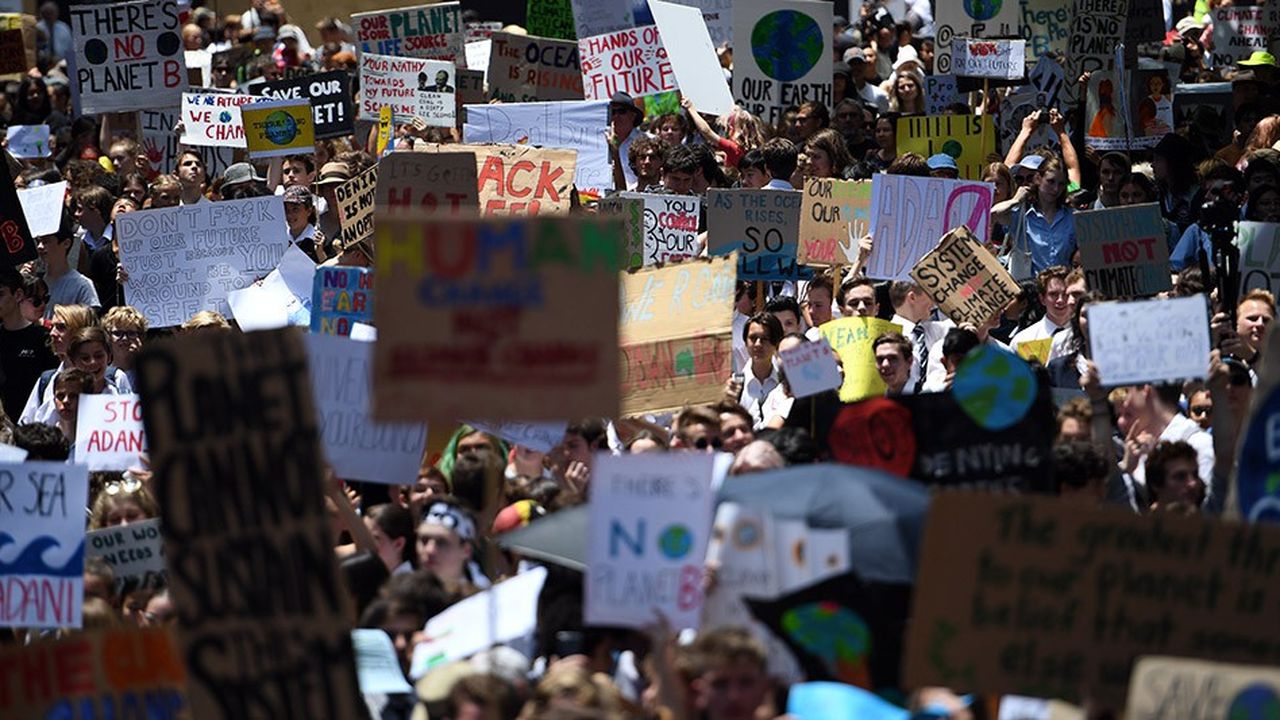 Des milliers d'étudiants australiens ont manifesté vendredi à travers tout le pays pour obtenir que leur gouvernement prenne des engagements plus ambitieux contre le réchauffement climatique et donne un coup d'arrêt définitif à l'exploitation de la mine de charbon d'Adani.
