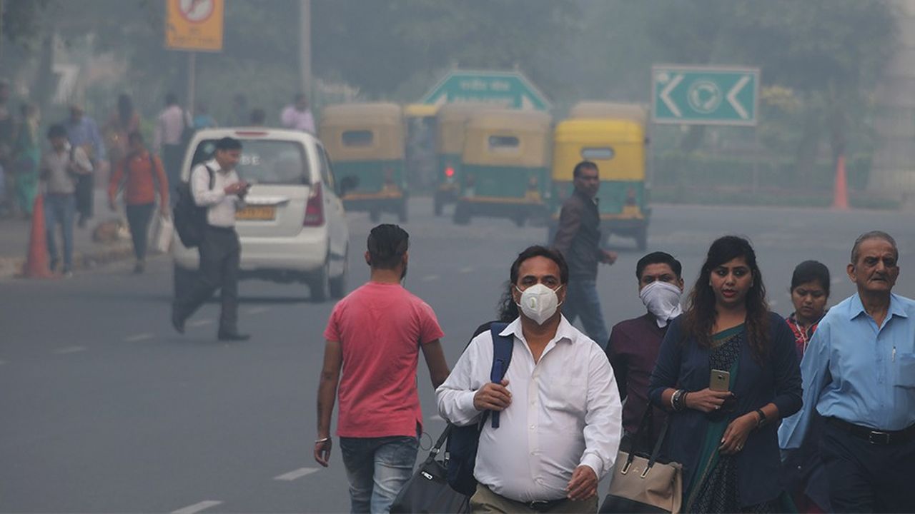 Les habitants de New Delhi sont exposés à un smog de plus en plus oppressant qui leur ferait perdre 10 ans d'espérance de vie selon l'Institut de politique énergétique de l'université de Chicago.