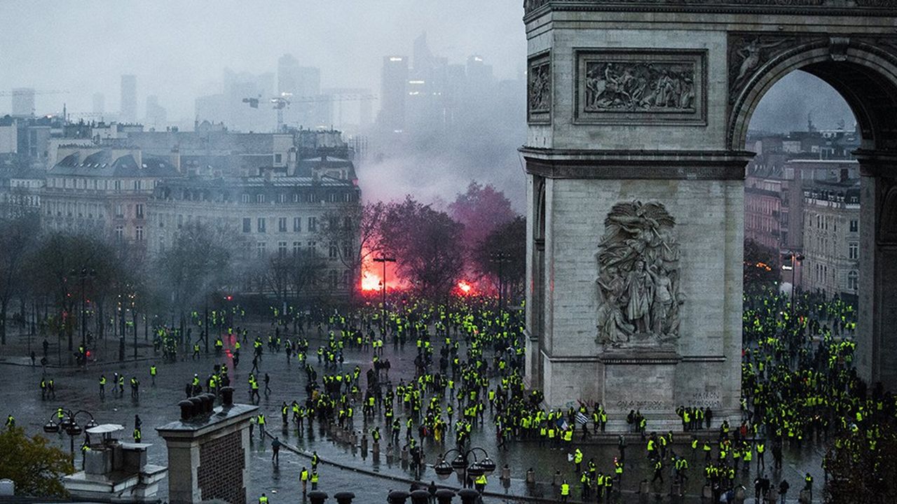Paris a vécu samedi les émeutes les plus violentes depuis un demi-siècle. 