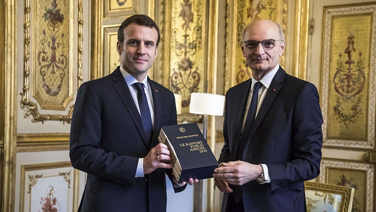 La Cour des comptes juge que la France dispose de peu de marges de manoeuvre « en cas de retournement de la conjoncture ou de situation de crise ». (Ci-dessus Emmanuel Macron et Didier Migaud, lors de la remise du rapport au chef de l'Etat mardi soir).
