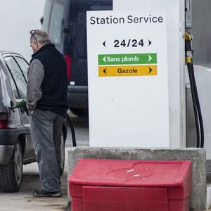 Le gazole, qui représente près de 80 % de la consommation de carburants dans l'Hexagone, cotait 1,4818 euro en moyenne la semaine dernière, 5 centimes de moins que le pic atteint en octobre dernier.