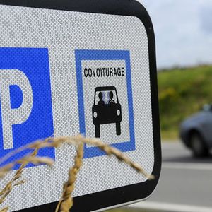 Parking réservé au covoiturage dans le Morbihan.