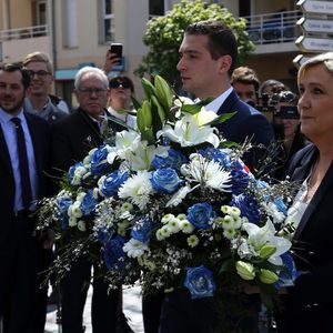 Marine Le Pen, la présidente du Rassemblement national (RN) et Jordan Bardella, la tête de liste RN aux européennes, ont déposé une gerbe de fleurs au pied d'une statue de Jeanne d'Arc, dans la banlieue de Metz, comme il est de tradition au parti d'extrême-droite. 