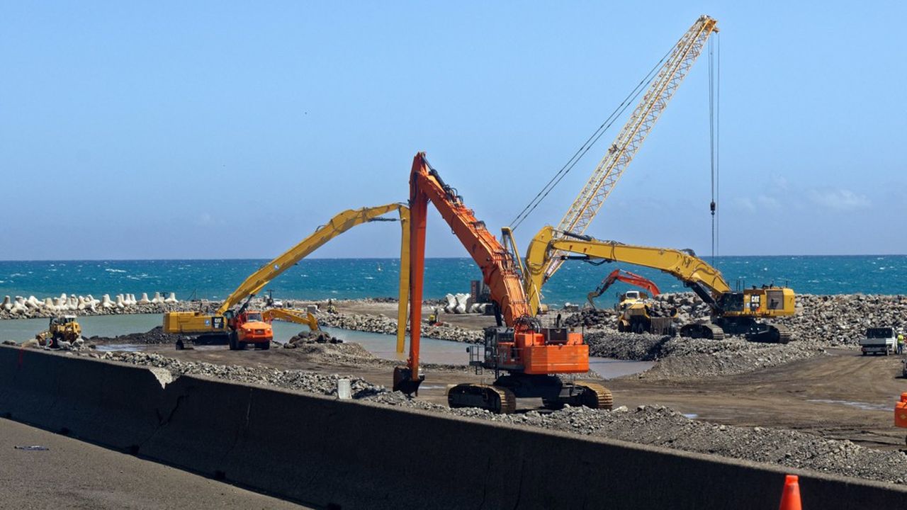 La construction de la nouvelle route du littoral (NRL) sur l'île de La Réunion prend du retard sur un tronçon de 2,7 kilomètres à l'arrivée à La Possession à cause de problèmes d'approvisionnement pour l'enrochement de la digue.