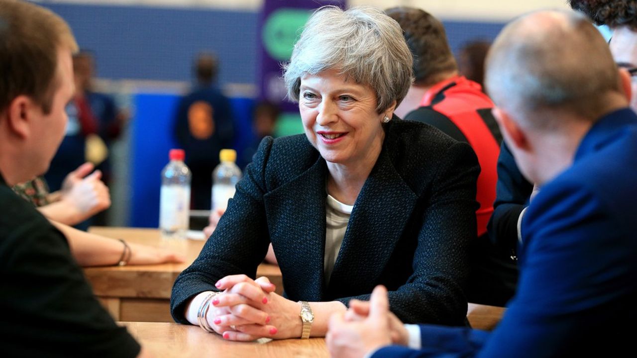 Theresa May en campagne le 25 avril à Brierfield, dans le Lancashire. Les élections locales, qui remettent en jeu ce jeudi quelque 8.200 sièges de conseillers municipaux, pourraient donner aux Britanniques l'occasion de sanctionner le parti au pouvoir pour sa mauvaise gestion du Brexit.
