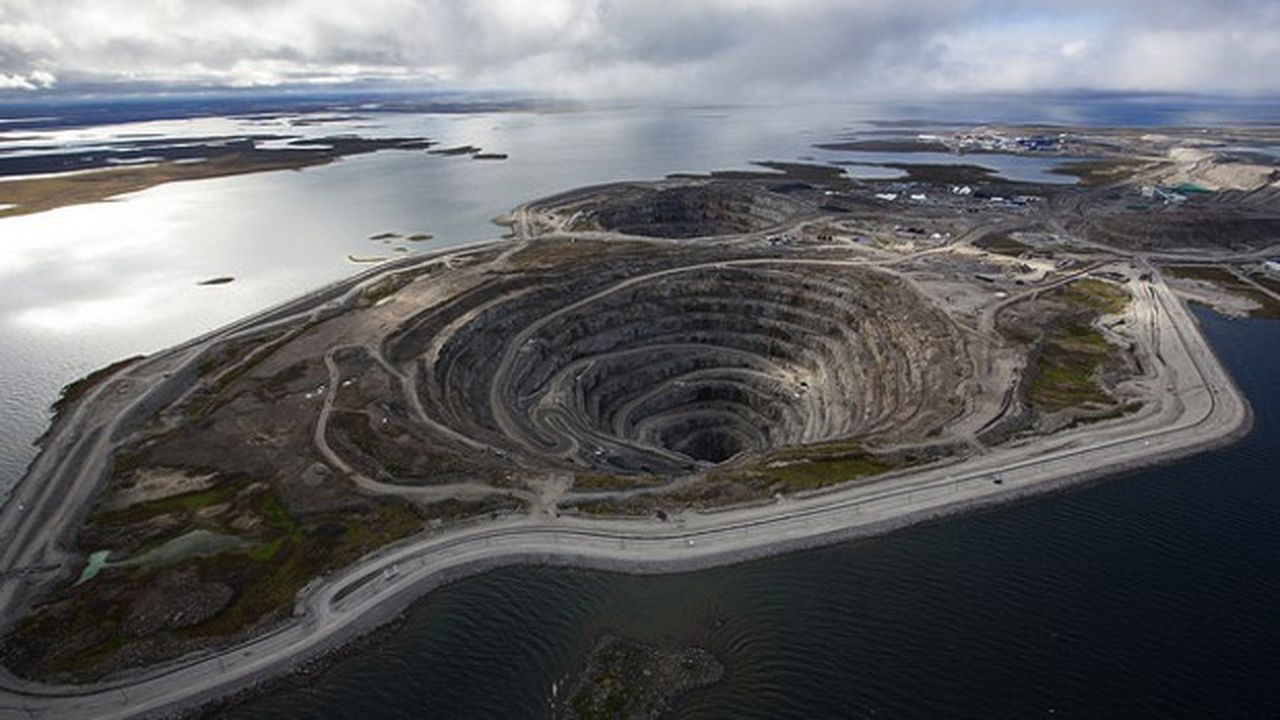 Gérée par Rio Tinto, la mine de diamants de Diavik se situe au coeur de la toundra subarctique des territoires du Nord-Ouest canadien, un des environnements les plus difficiles au monde.