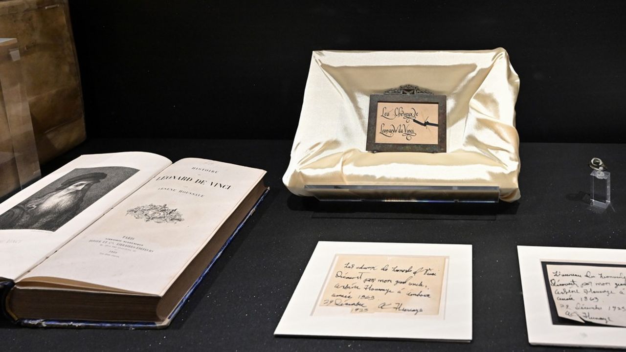Une mèche de Léonard de Vinci a été présentée en première mondiale avec les documents témoignant de son authenticité au cours d'une exposition inaugurée le 2 mai