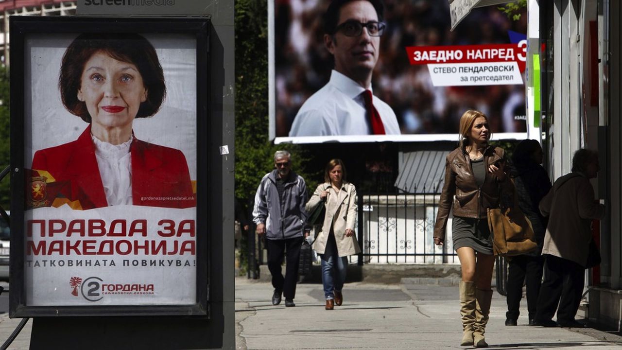 Les posters de Gordana Siljanovska Davkova et de Stevo Pendarovski cohabitent dans les rues de Skopje, à quelques jours d'un scrutin présidentiel pouvant rouvrir le dossier acrimonieux du nom du pays.