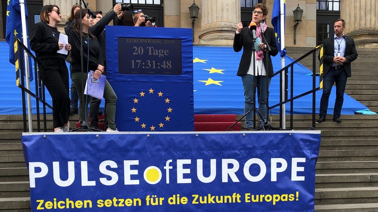 « Il ne suffit pas de dire qu'on est pour l'Europe. Je veux une Europe qui dispose d'un parlement qui ait encore plus son mot à dire », a déclaré dimanche à Berlin  Annegret Kramp-Karrenbauer lors d'un événement organisé par le mouvement citoyen Pulse of Europe.