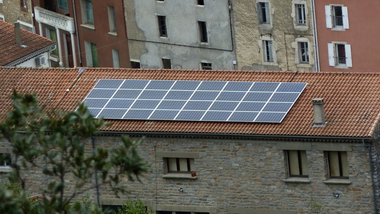 La commune de Prémian a installé une centrale photovoltaïque de 28 kWc, en toiture de l'atelier municipal, sur 200 mètres carrés.