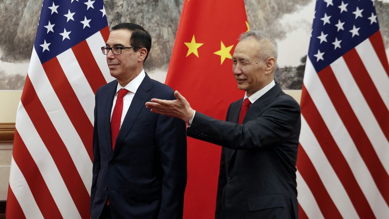 Le secrétaire au Trésor américain Steven Mnuchin aux côtés du vice Premier ministre chinois Liu He en charge des négociations commerciales avec Washingto, le 1er mai dernier à Pékin.